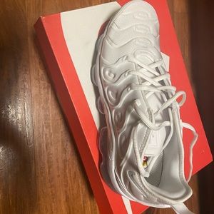 Brand new Vapor Max size 9 (Men’s) Never Worn.